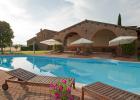 country-house-deruta-le-case-coloniche-piscina-casale