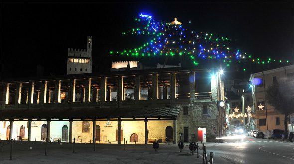 Albero Di Natale Piu Grande Del Mondo Gubbio.Albero Di Natale Di Gubbio L Albero Di Natale Piu Grande Del Mondo Bella Umbria