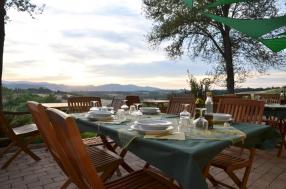 agriturismo-citta-di-castello-il-sarale-esterno-tavola