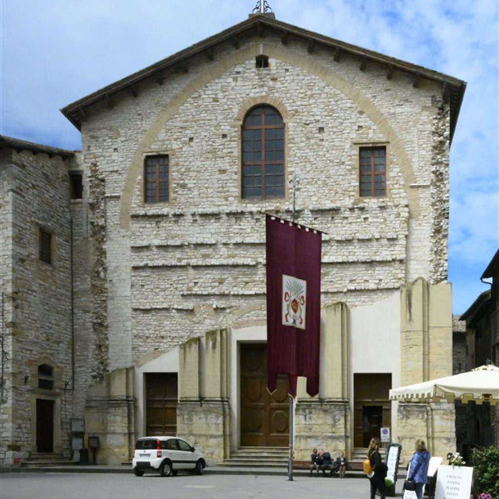 La chiesa di San Domenico, intitolata originariamente a San Martino, si trova all'interno del centro storico di Gubbio