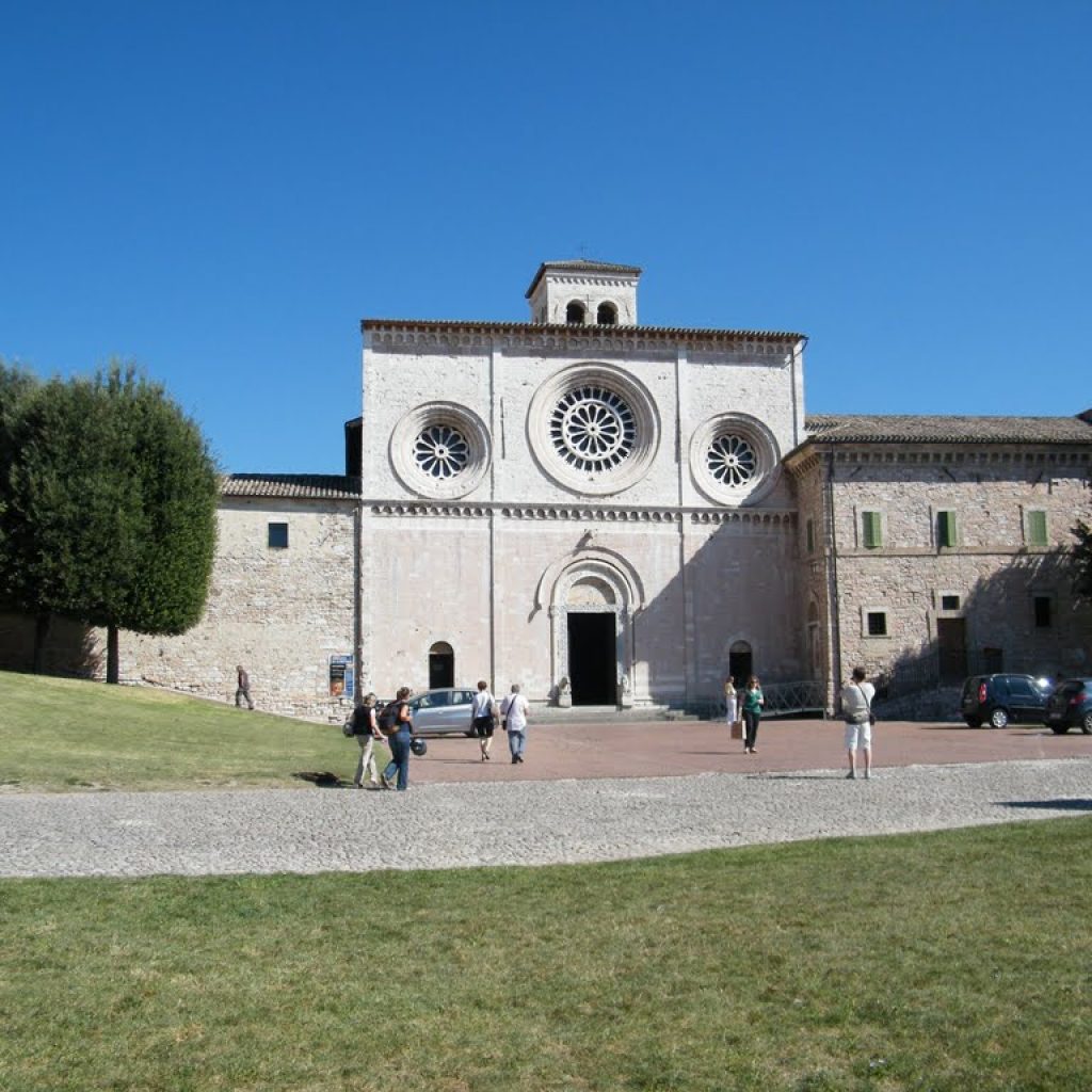 La Chiesa di San Pietro è localizzata nell'omonima piazza, ai margini del centro storico di Assisi. Forse meno conosciuto rispetto alle Basiliche di San Francesco e Santa Chiara