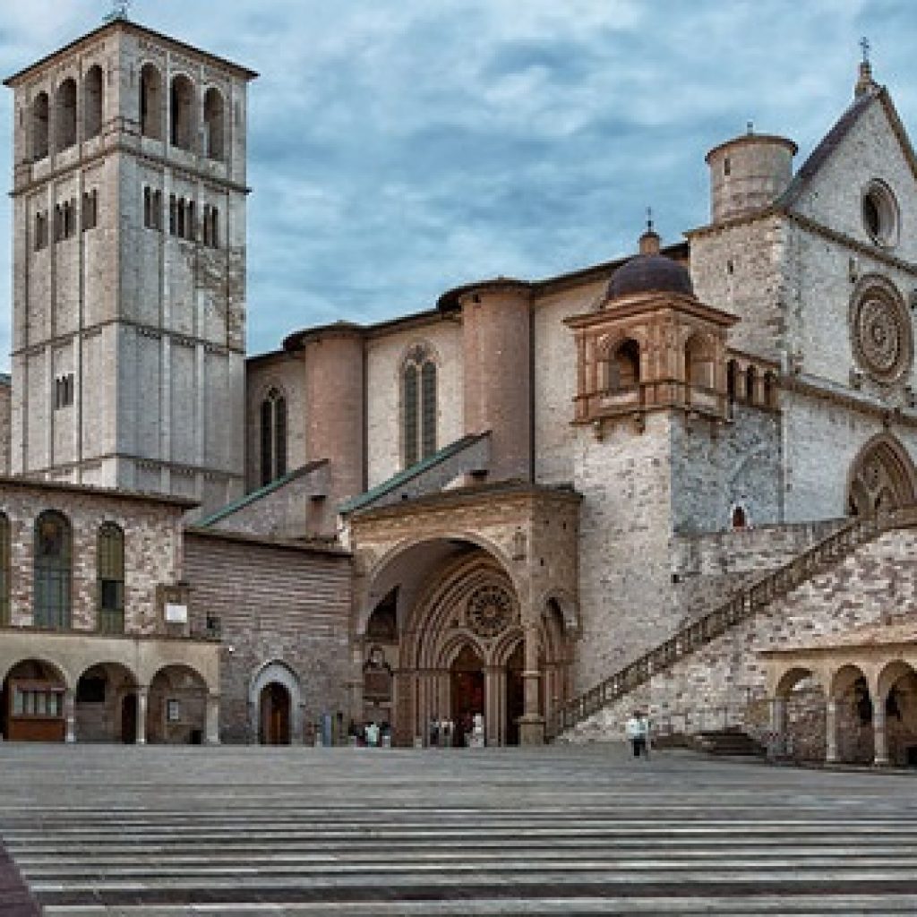 La Basilica di San Francesco è il luogo sacro per eccellenza di Assisi, poiché qui sono conservate e custodite le spoglie del celebre santo.