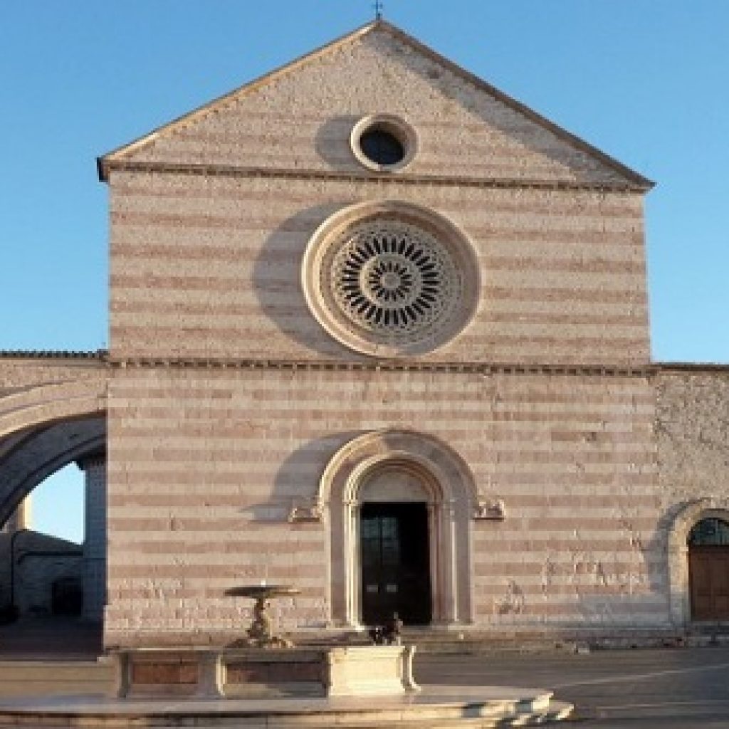 The Basilica of St. Clare of Assisi, realized with the typical pink stone extracted from the quarry of the Subasio mountain, contains precious frescos dating back to the period from the XIIth to the XIVth century.