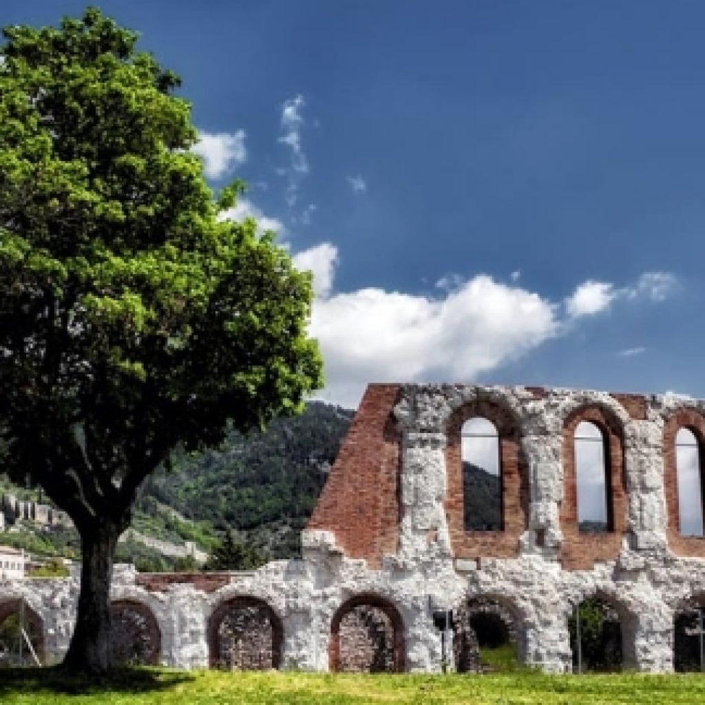 {Il Teatro Romano di Gubbio è una delle più affascinanti testimonianze dell'epoca romana disseminate nel territorio umbro