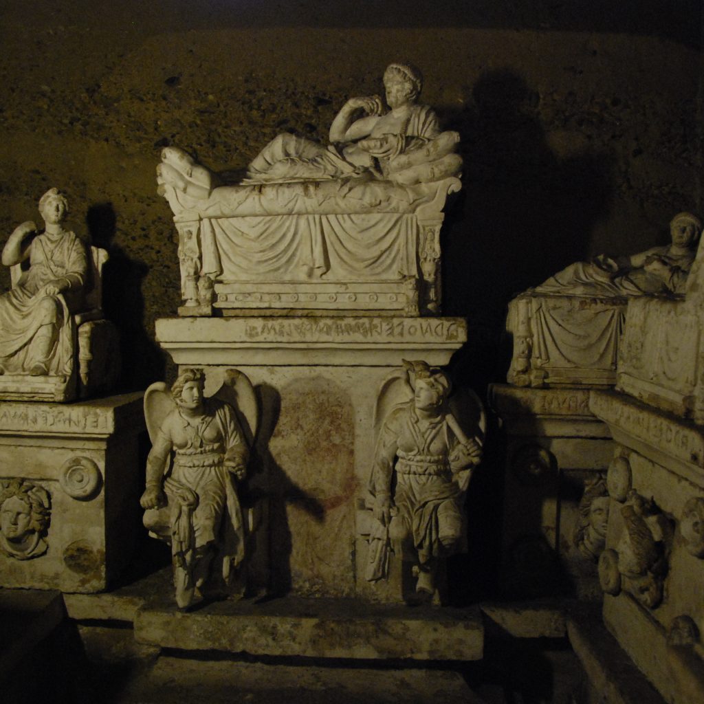 Fra le 38 tombe di epoca etrusca scavate nella roccia che compongono la necropoli del Palazzone la più celebre è l'ipogeo dei Volumni scoperta nel 1840 alla periferia di Porta San Giovanni.