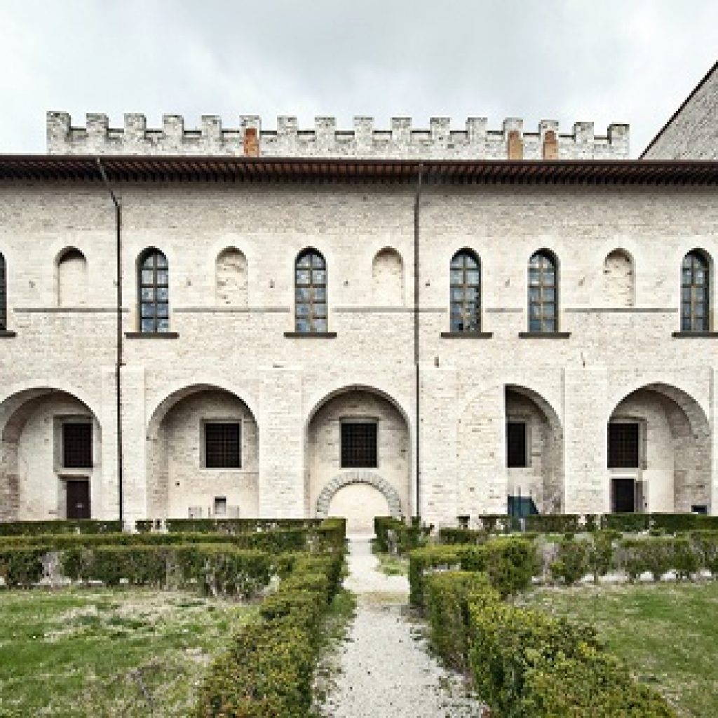 Il Palazzo Ducale di Gubbio fronteggia il Duomo e rappresenta l'unico esempio di arte e architettura rinascimentale della cittadina