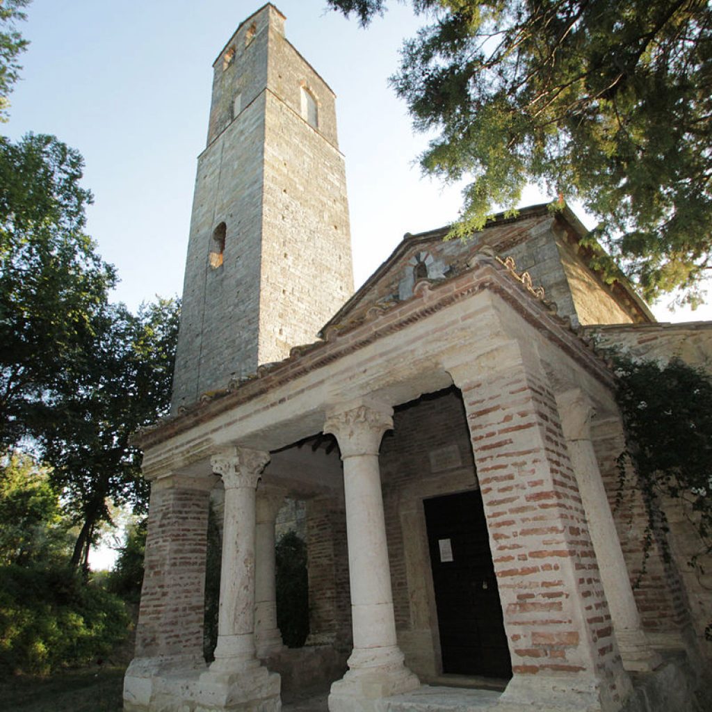 La chiesa di Santa Pudenziana di Narni insieme a quella di San Michele Arcangelo a Schifanoia, rappresenta uno degli edifici romanici più interessanti del territorio narnese.