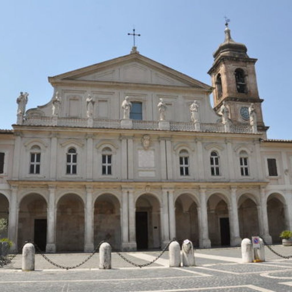 Dal corso due vie danno quasi direttamente accesso alla piazza del Duomo di Terni: una ricorda il nome di quel Lodovico Aminale da Terni