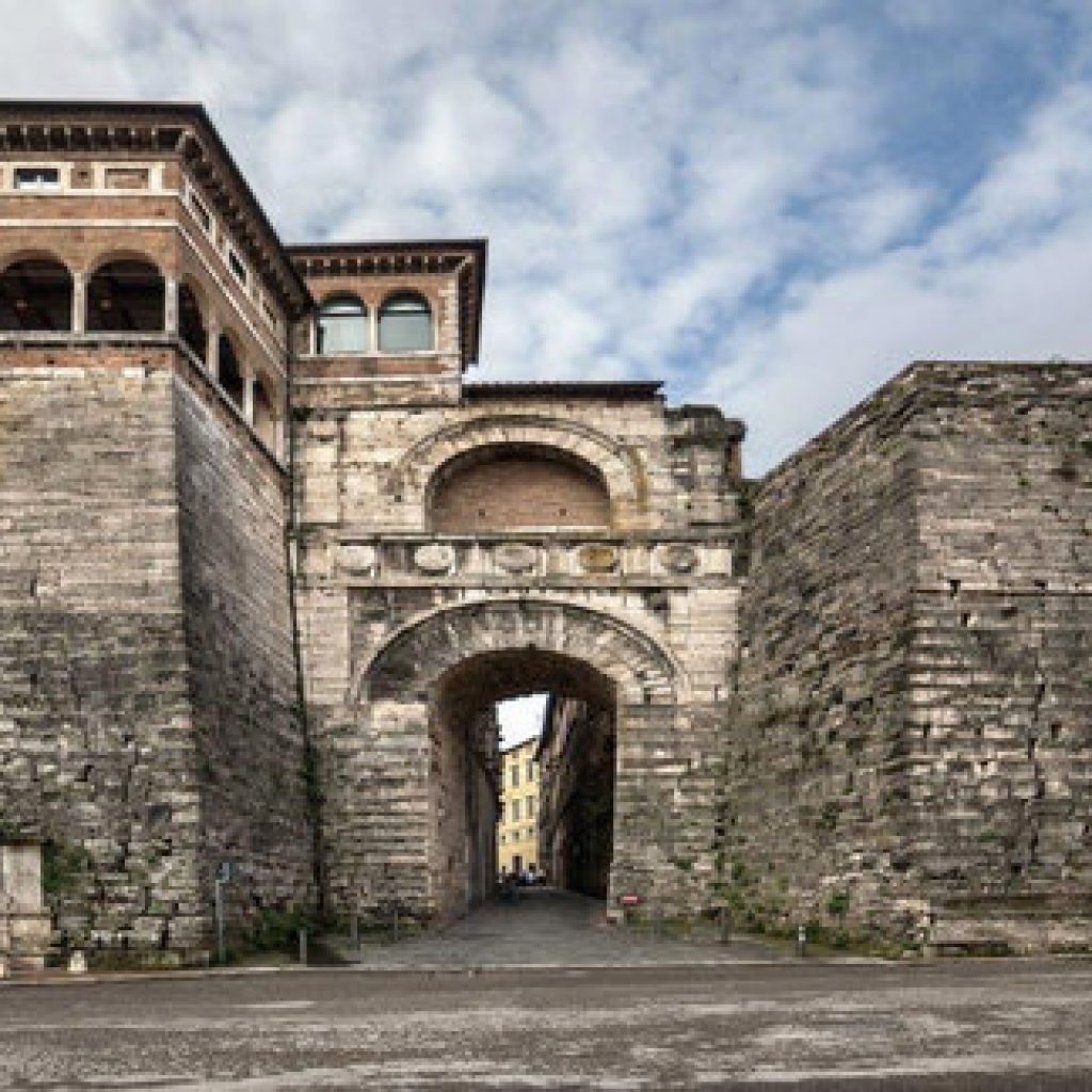 L'imponente Arco Etrusco di Perugia, conosciuto anche come Arco di Augusto, costituiva una delle sette porte di accesso alla città e rappresenta oggi l'esempio di antica porta etrusca cittadina meglio conservata e integra