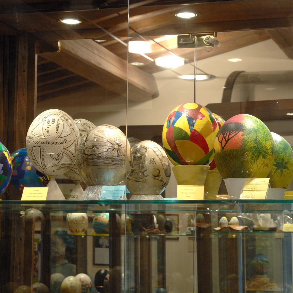 Un museo unico al mondo che raccoglie migliaia di uova dipinte e scolpite, opere frutto della Mostra Concorso Nazionale \