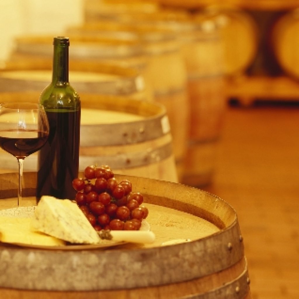 I vini italiani e specialmente i vini doc e docg sono prodotti enogastronomici di altissima qualità. Una bottiglia di vino di Sagrantino di Montefalco, di Orvieto Classico, di Sangiovese, di Grechetto di Todi