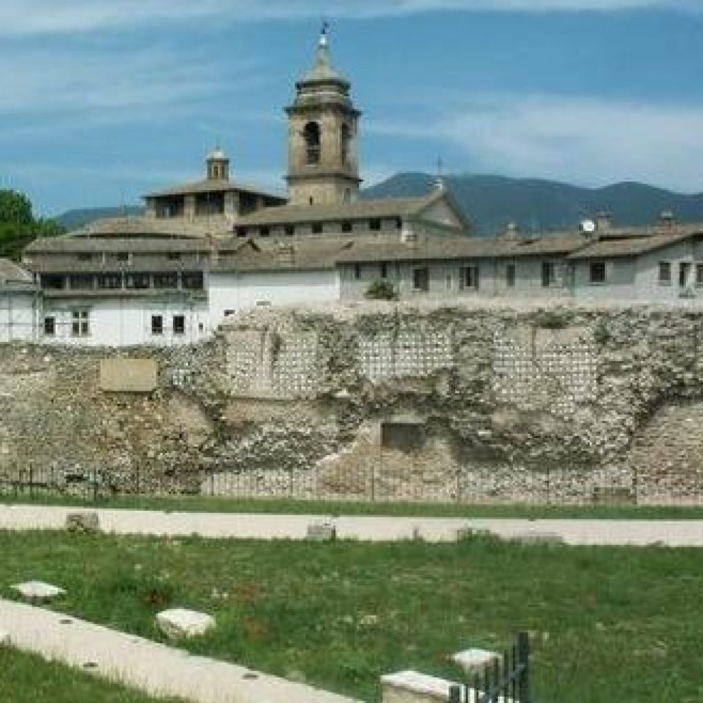 Uno dei complessi più suggestivi della città di Terni è l'Anfiteatro Fausto, il principale reperto archeologico di età romana ancora visibile. 