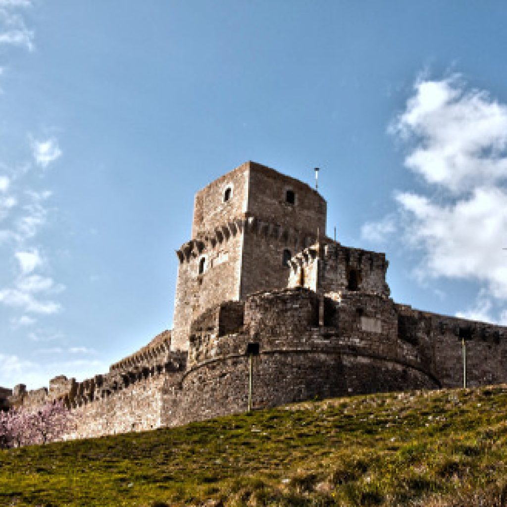 La Rocca Maggiore di Assisi sovrasta la città offrendo un suggestivo panorama.