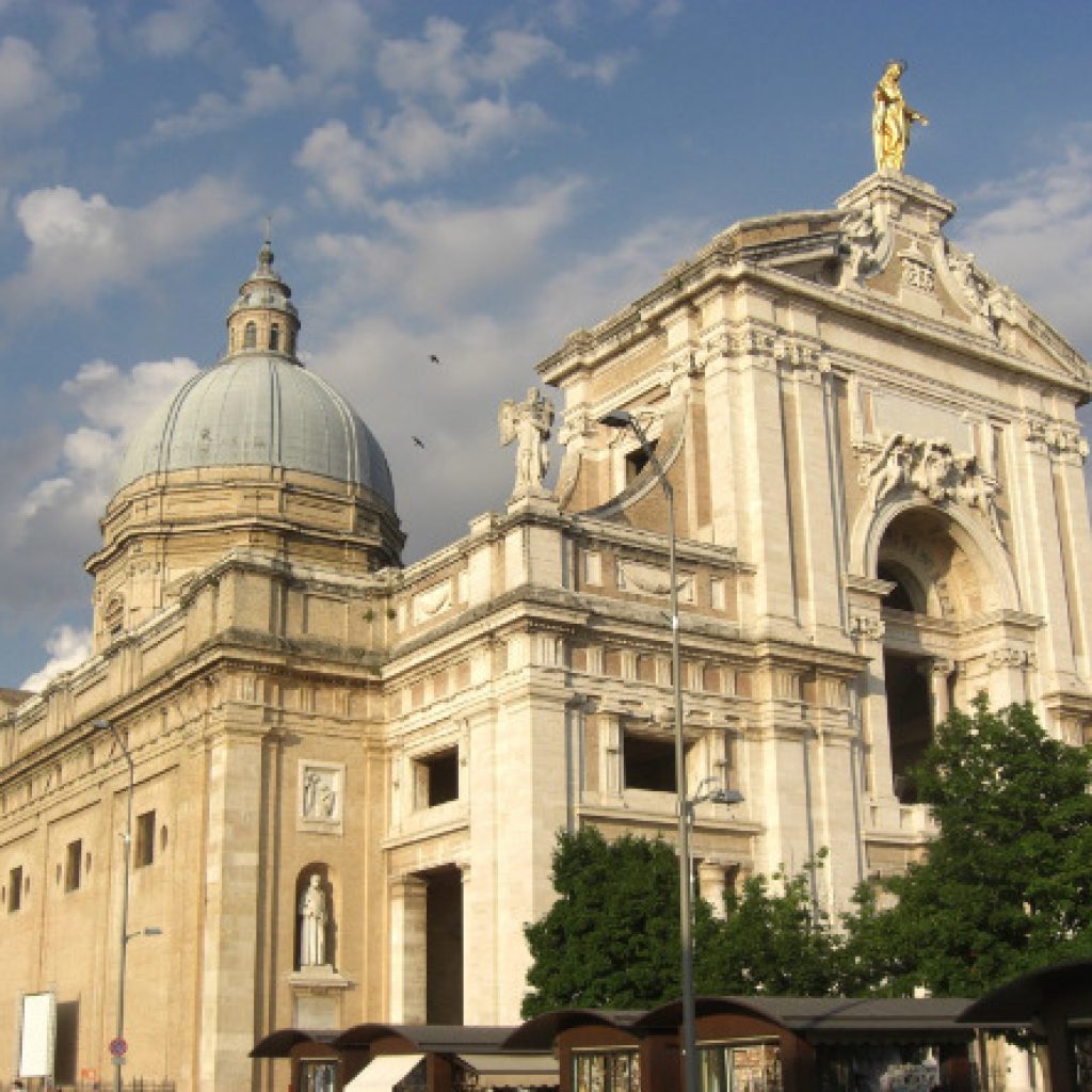 La Basilica di Santa Maria degli Angeli sorge nella pianura che si apre ai piedi del colle di Assisi a protezione della Porziuncola