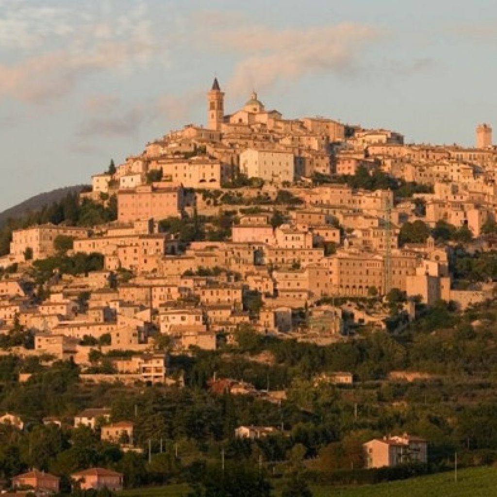 Trevi è tra le città più rinomate dell'Umbria, sorta in epoca romana nei pressi della via Flaminia e delle rive del Clitunno, proprio vicino ad Assisi la città di San Francesco