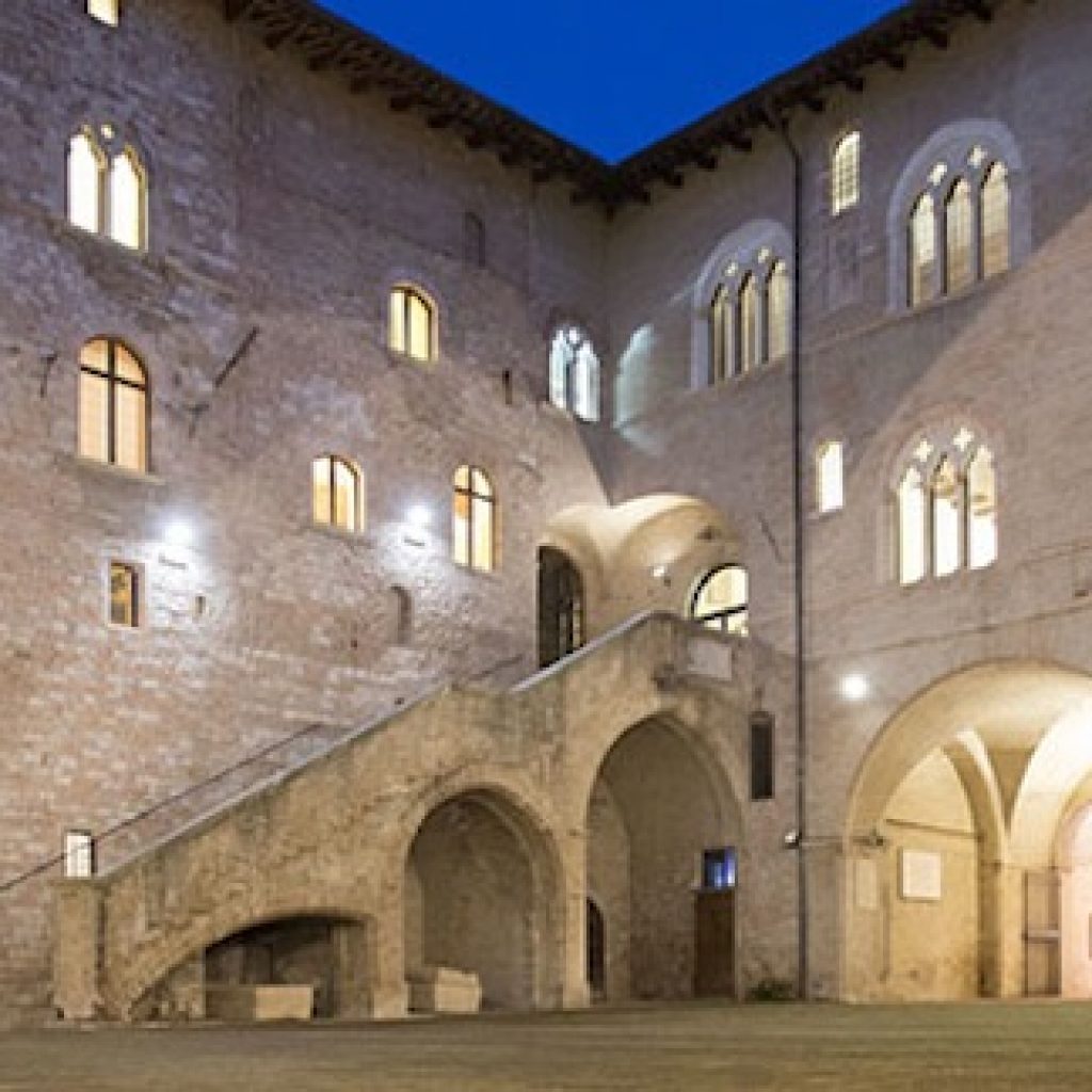 Palazzo Trinci è forse il più famoso dei palazzi del centro storico di Foligno, sicuramente una delle più interessanti dimore tardogotiche di tutta l'Italia centrale.