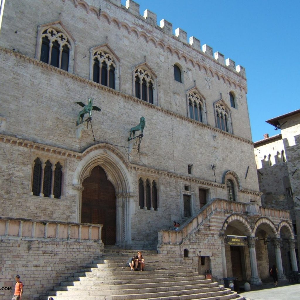 Il Palazzo dei Priori si erge in Piazza IV Novembre e lungo un lato di Corso Vannucci, nel pieno centro storico di Perugia. L'imponente edificio salta subito all'occhio per la sua maestosità e rappresenta una superba espressione architettonica