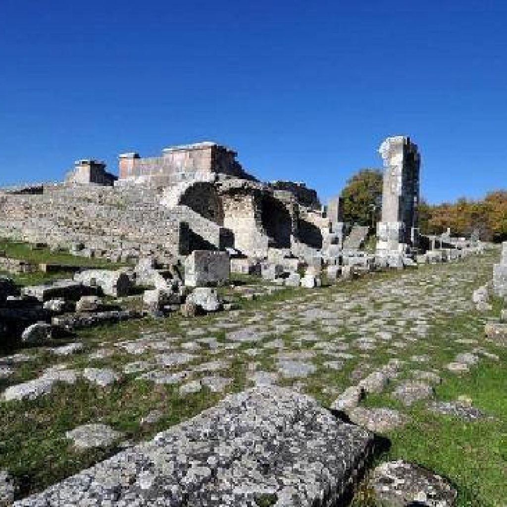 Carsulae, antico municipio romano sorto lungo il tracciato della via Flaminia, fu abbandonata in tempi remoti in seguito ad un serio smottamento di terreno che ha reso necessario spostare la sede dell'importante strada consolare.