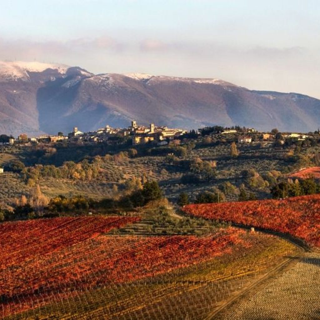 Per una strana e significativa coincidenza l’Umbria che incontriamo in questo capitolo è stata ampiamente raccontata da sommi poeti e scrittori; e persino da pittori, come Corot.