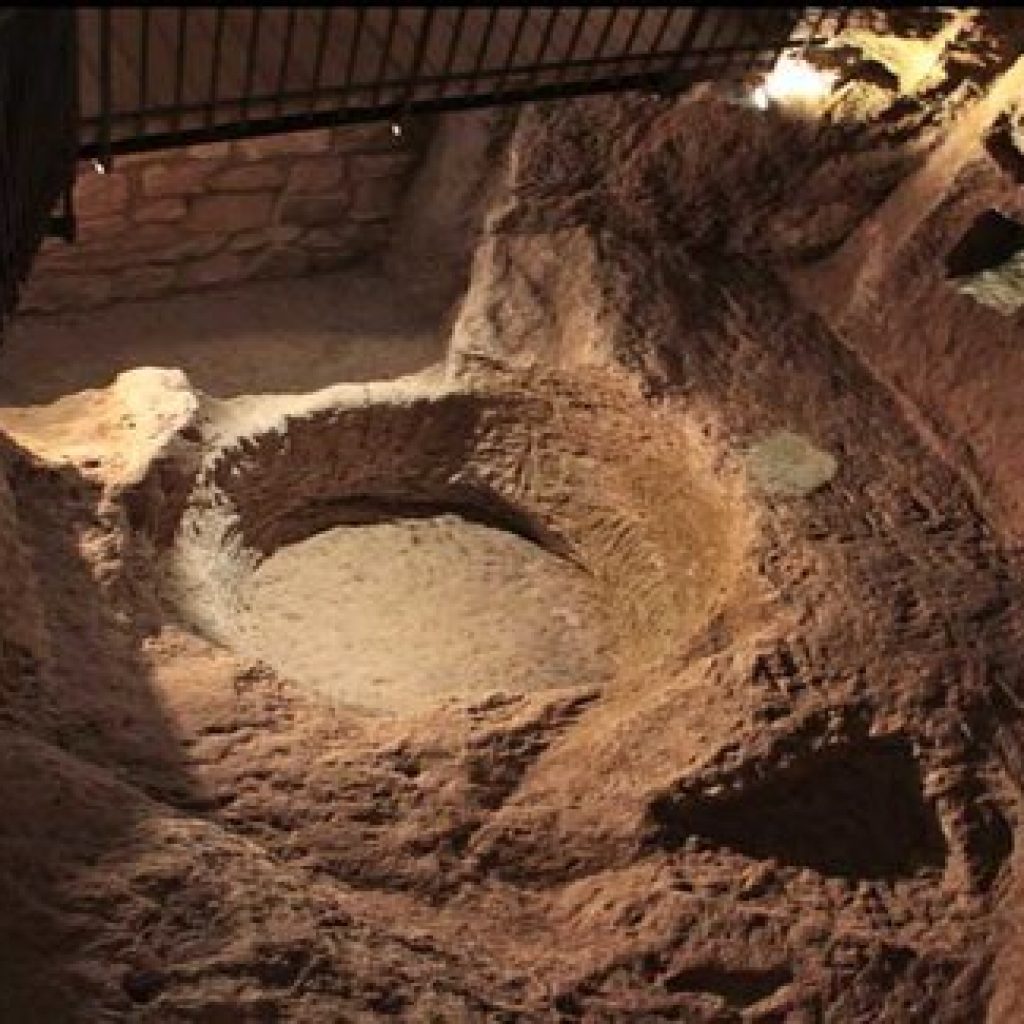 Entra nel Pozzo della Cava e lasciati ammaliare dal suggestivo percorso sotterraneo nel quartiere medievale di Orvieto, che si snoda attraverso ben nove grotte ricche di ritrovamenti archeologici. 