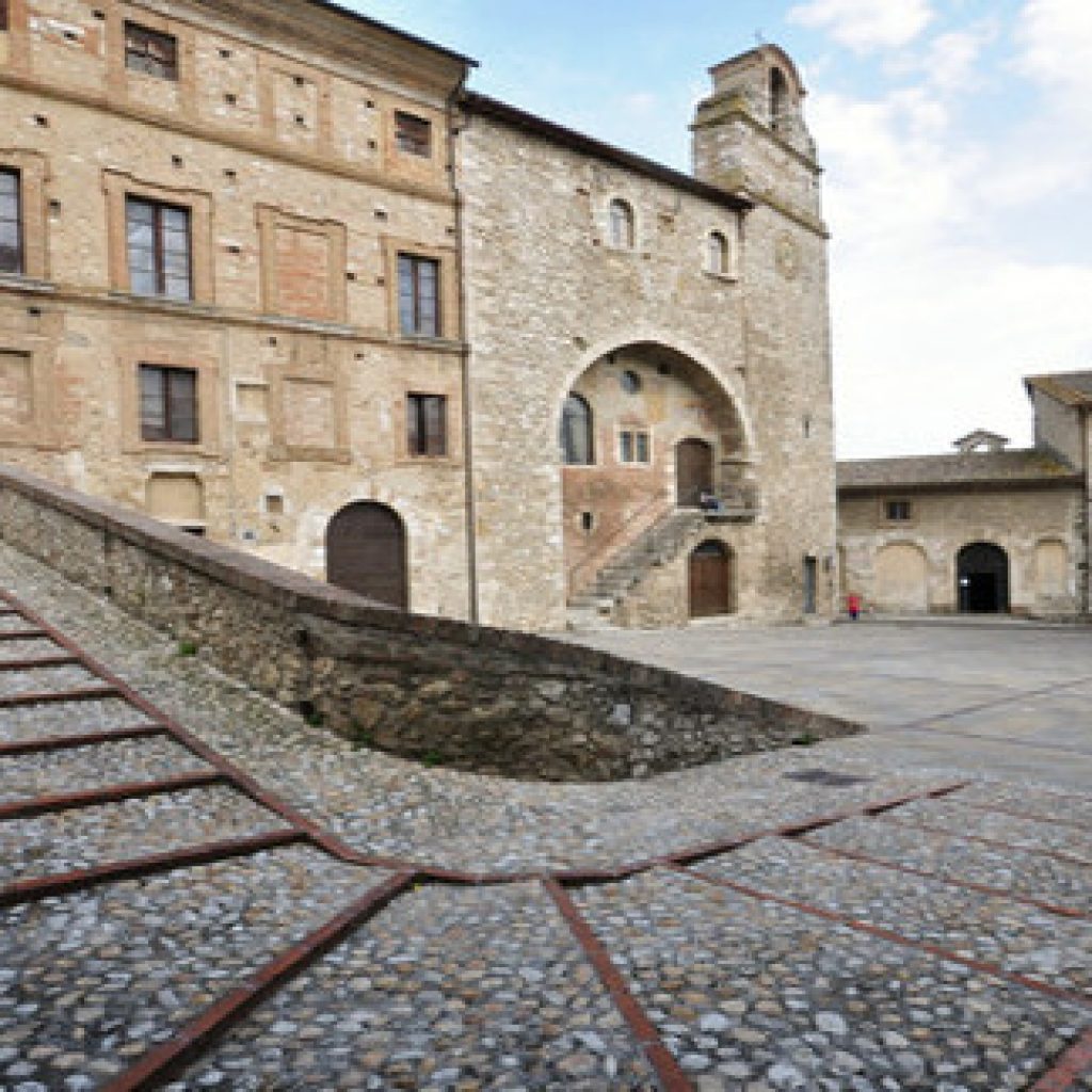 Porta Romana, del XVIII secolo, costituisce l'attuale ingresso al centro storico e si mostra subito in tutta la sua imponenza.