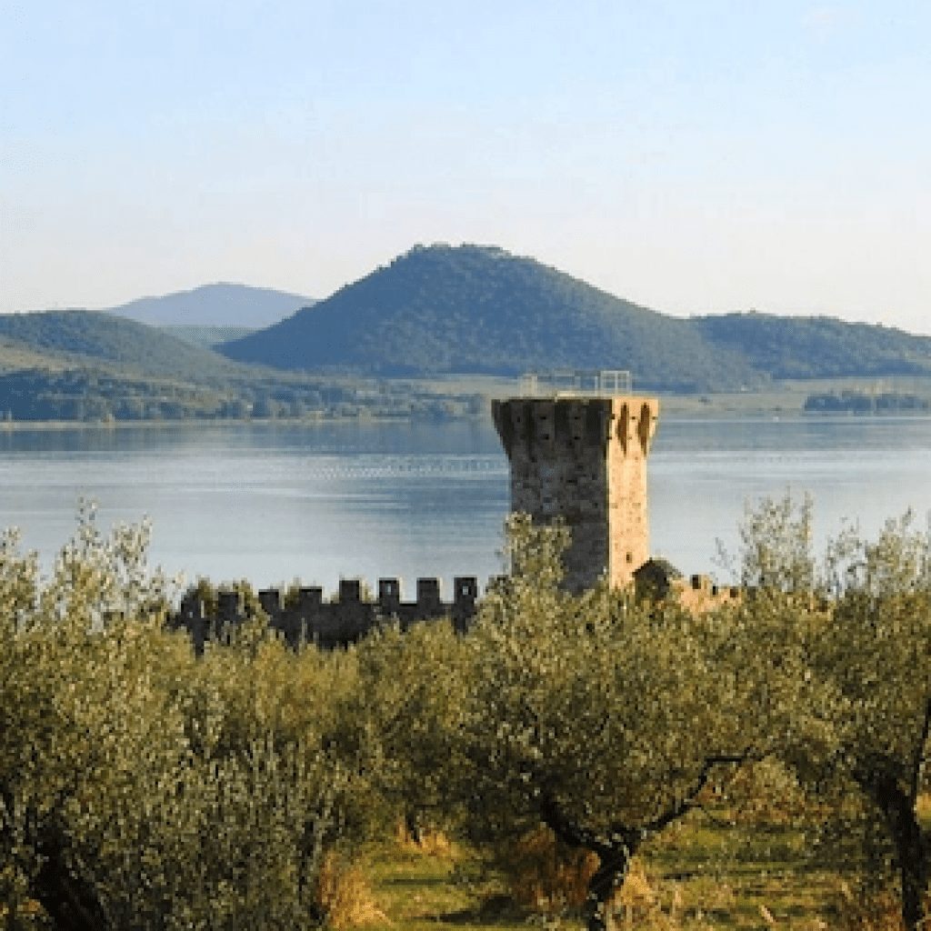 Il Lago Trasimeno è uno dei luoghi più belli dell'Umbria: paesaggi incantevoli, borghi pittoreschi, castelli e fortificazioni medievali, relax lungolago