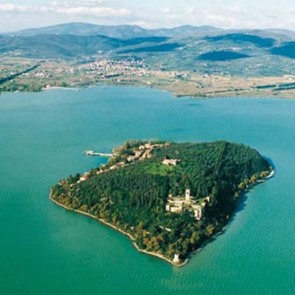 L’Isola Polvese è la più grande delle tre isole del Lago Trasimeno e certamente tra le più ricche di bellezze da visitare.