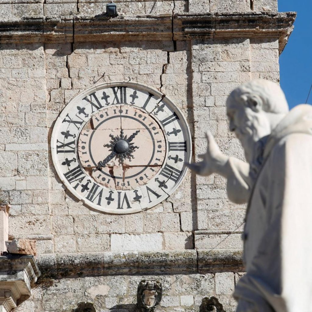 La Basilica di San Benedetto da Norcia viene eretta secondo la tradizione sui resti della casa natale del Santo.