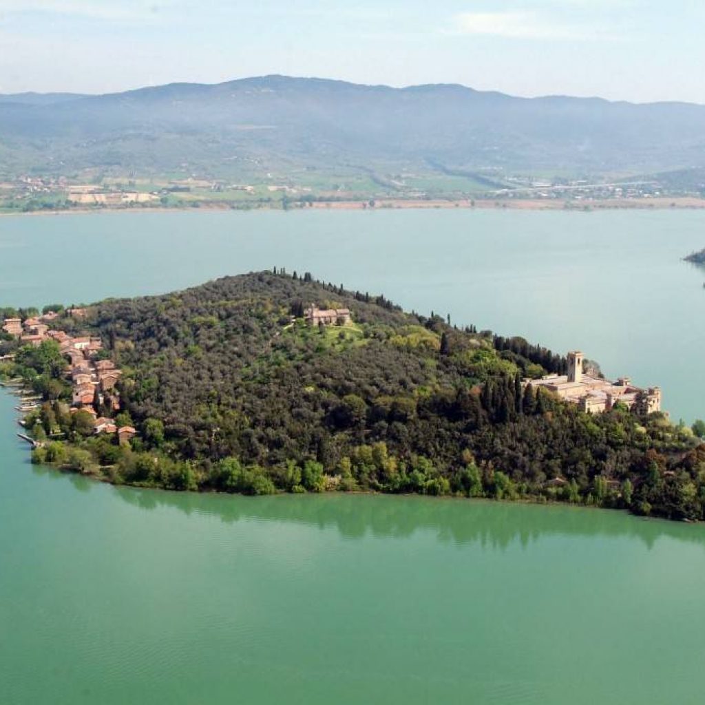 Scopri cosa vedere in un giorno sul Lago Trasimeno, cosa fare e cosa mangiare nella splendida cornice del lagocon la nostra miniguida!