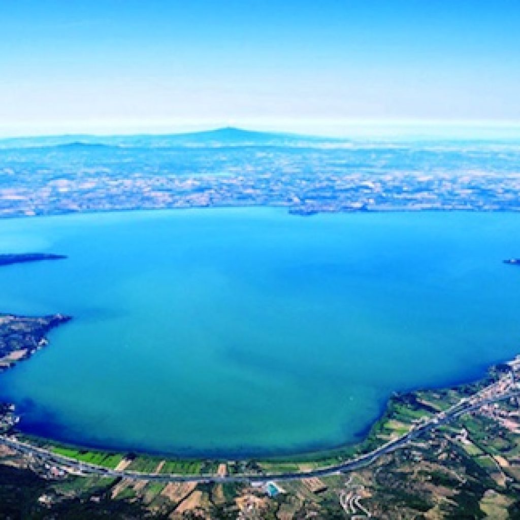 Il Lago Trasimeno è uno dei gioielli naturali più belli dell'Umbria: la campagna circostante e le colline che incorniciano la superficie del lago creano panorami mozzafiato