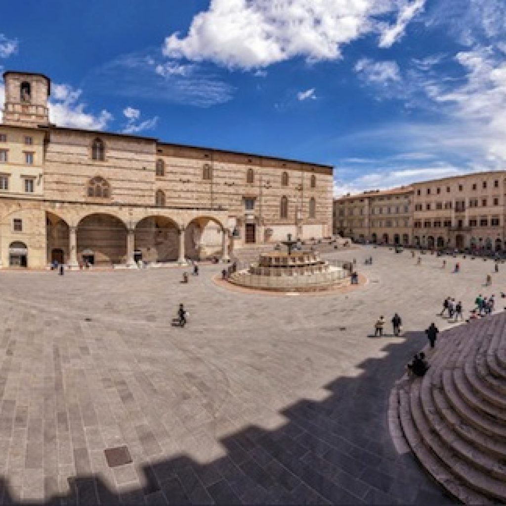 Perugia è il capoluogo di provincia della regione e al tempo stesso una nobilissima città d’arte che merita di essere conosciuta in profondità.