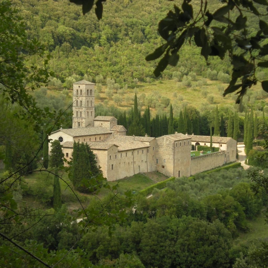 Nel IV secolo Giovanni e Lazzaro, due eremiti siriaci in cerca di un luogo recondito, varcato il monte Solenne e scesi nella valle Suppenga