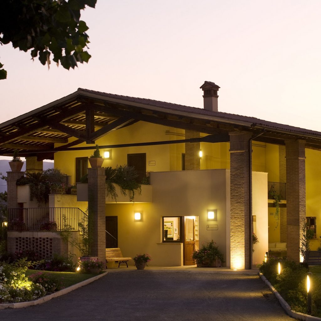 Nato dalla ristrutturazione di un'antica casa padronale Il Baio Relais e Natural Spa accoglie i propri ospiti in un ambiente suggestivo e confortevole. Cucina tipica e centro benessere, due meravigliose piscine esterne, il campo di equitazione e l'ambiente circostante rappresentano gli elementi caratteristici della struttura.