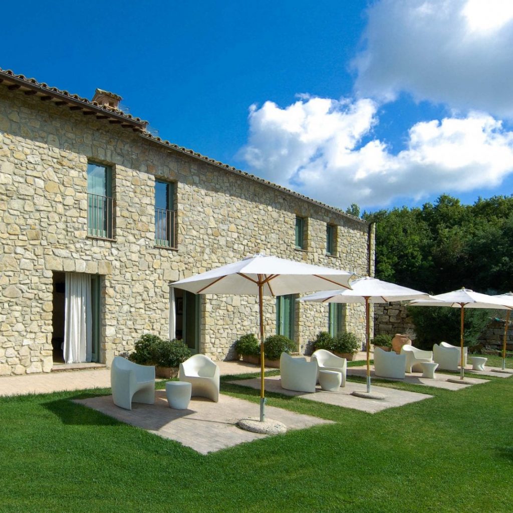 COUNTRY HOUSE a Baschi (TR)  
 Camere   Centro Benessere e SPA  Piscina interna ed esterna in acqua salata Ristorante