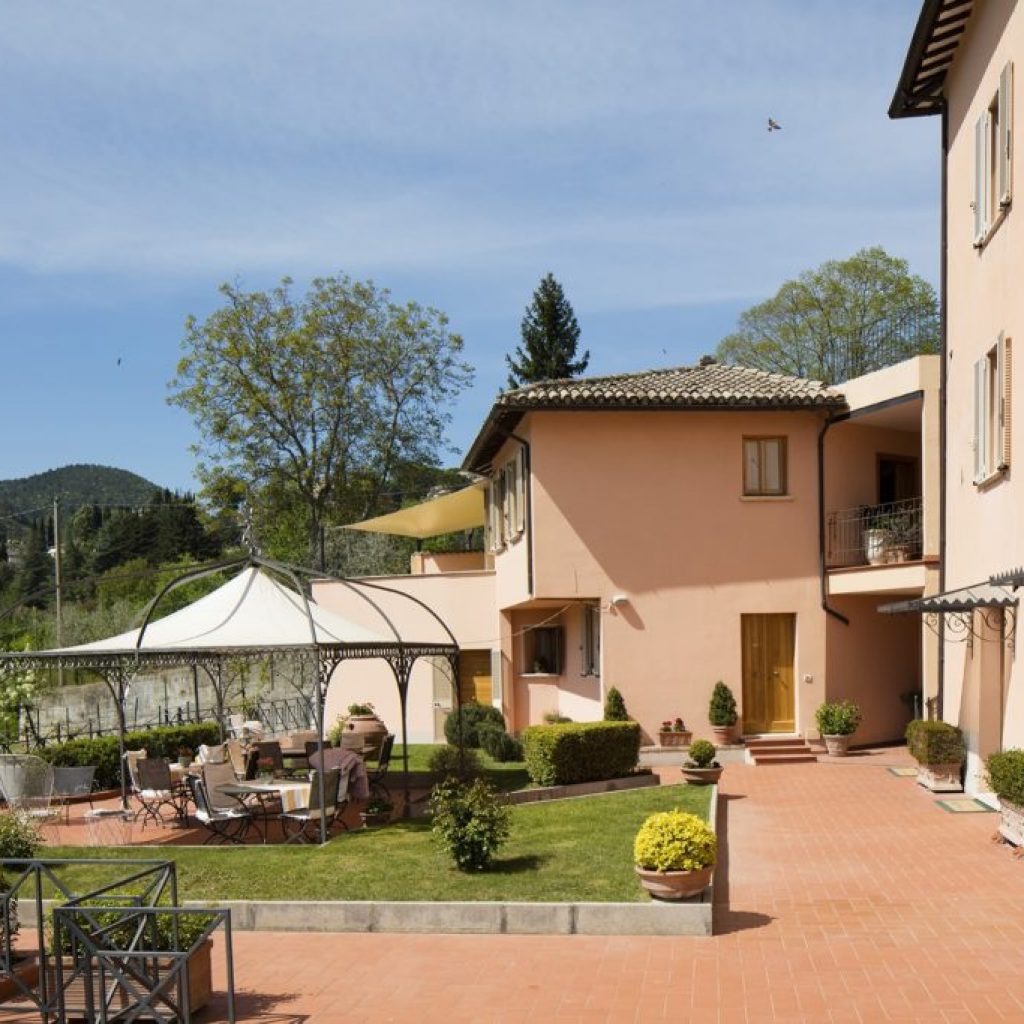 Villa Cristina si trova a due passi dal centro storico di Spoleto, in una posizione panoramica che permette di ammirare in tutta la sua bellezza la Rocca di Spoleto