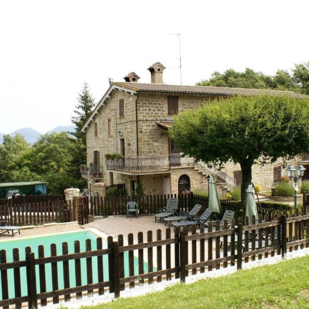 Situato nella campagna umbra a 8 km dal centro di Gubbio, l'Agriturismo Ponte di Riocchio offre camere e appartamenti in stile rustico