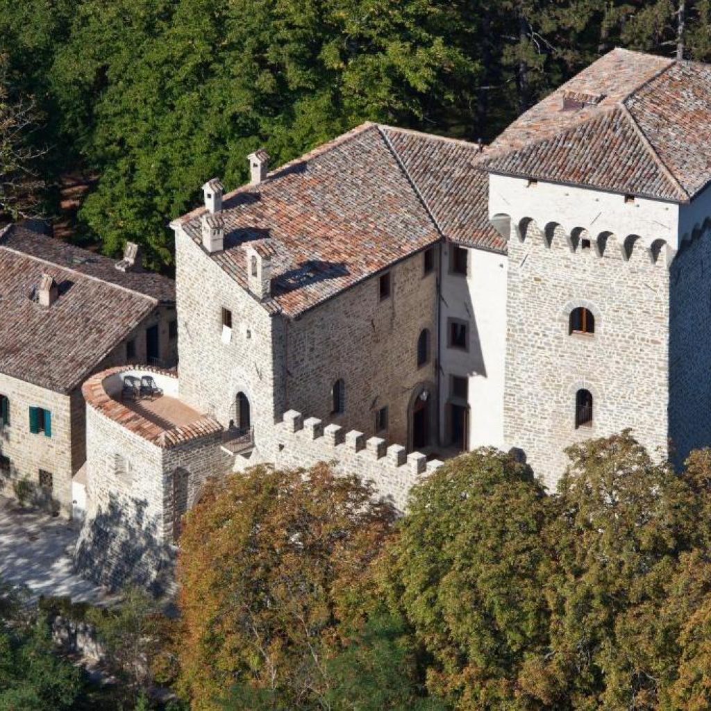 Ospitato in un castello a 17 km da Gubbio, il Castello di Magrano vanta sistemazioni classiche, una piscina all'aperto