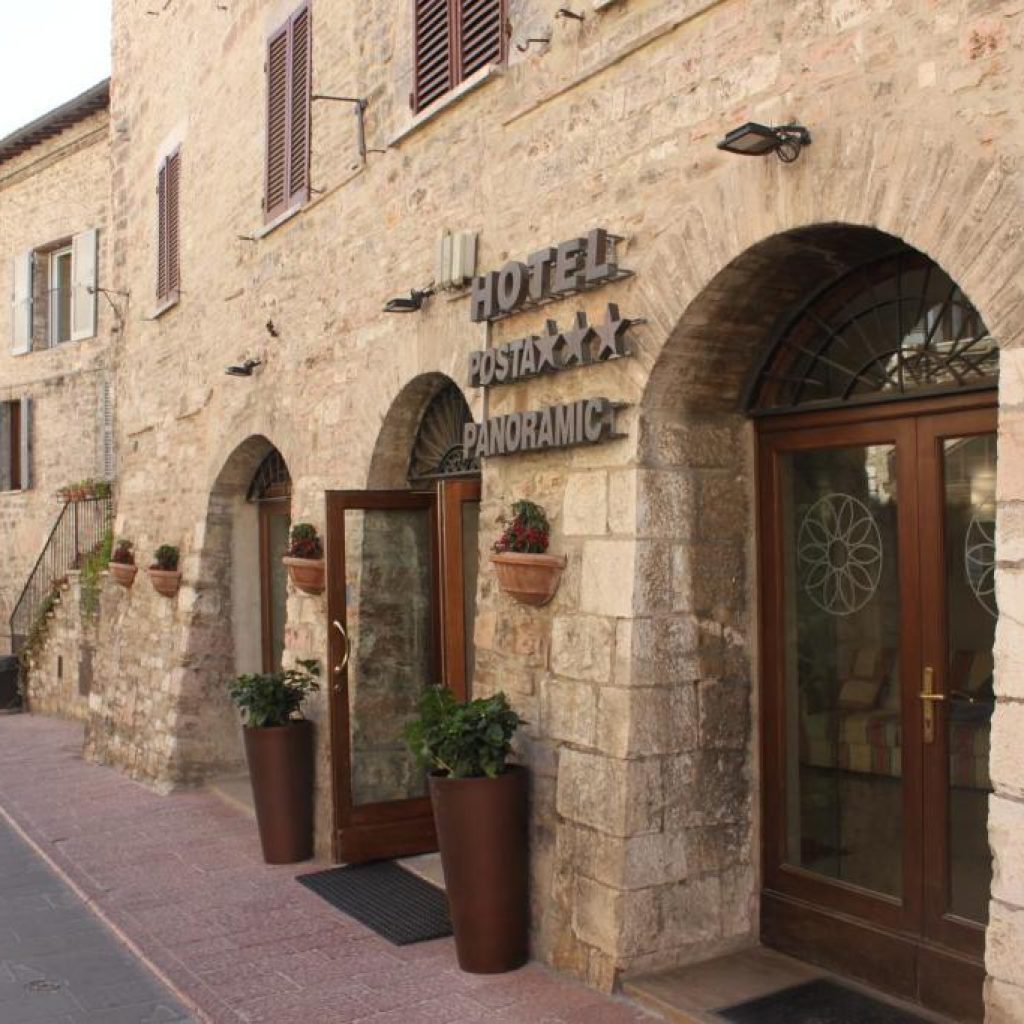 Sorto nel pieno centro storico di Assisi, l'Hotel Posta Panoramic è un albergo a conduzione familiare che offre camere con TV e bagno privato. Ospita inoltre un ristorante tipicamente umbro.