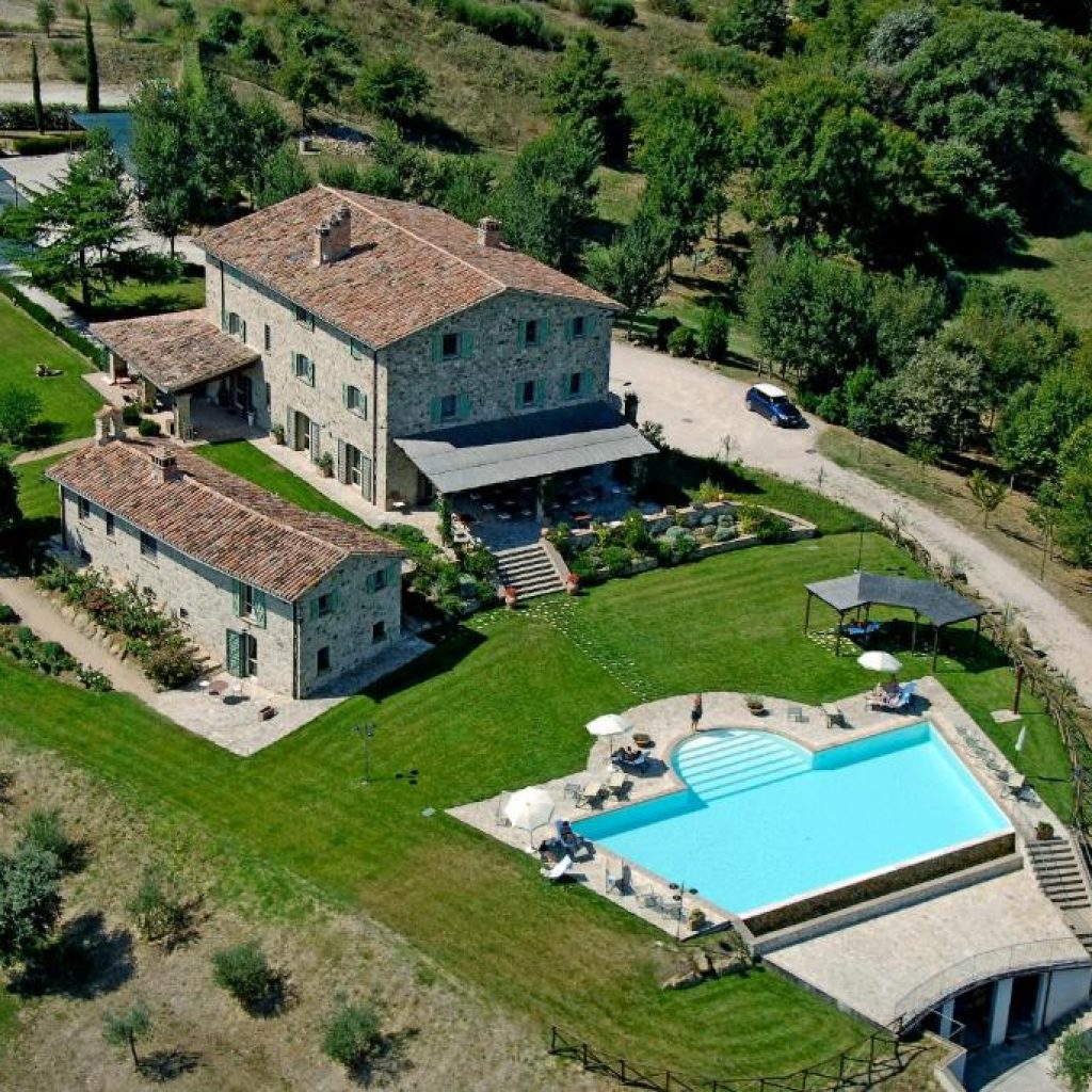 Risalente al 1763, la Palazzetta del Vescovo sorge a soli 15 km da Todi, in una posizione ideale per esplorare l'Umbria, e vanta una grande piscina all'aperto e una vista panoramica sulla Valle del Tevere.