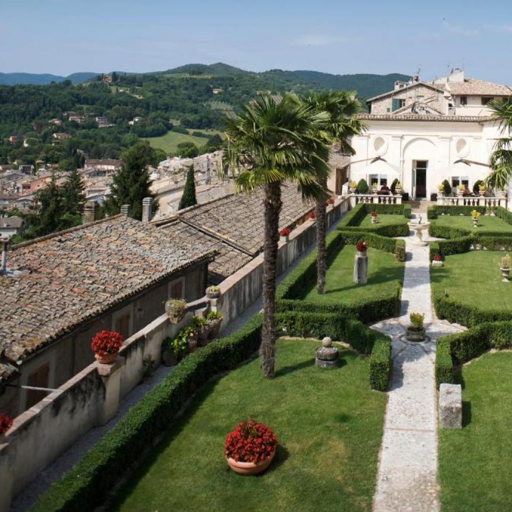 Situato nel centro storico di Spoleto, Palazzo Leti è una residenza che risale al 13° secolo. Potrete rilassarvi nei suoi bellissimi giardini paesaggistici e godere di una vista indimenticabile della Rocca Albornoziana e della Valle di Monteluco.