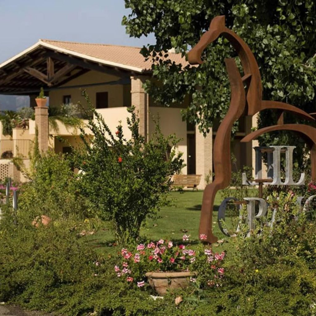 Questo incantevole Relais a Spoleto, nel cuore dell’Umbria, offre una raffinata e sobria accoglienza con le sue camere e suites, un attrezzato e moderno centro congressi e un ristorante che propone una cucina ricca di sapori e profumi
