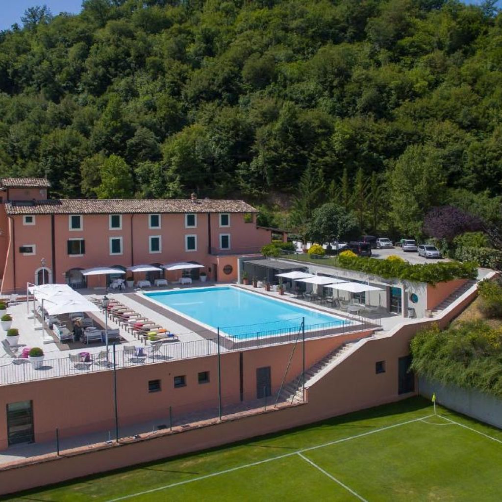 L'Hotel La Reggia Sporting Center dispone di un centro benessere, di vari impianti sportivi e di moderne camere con viste sulla valle.