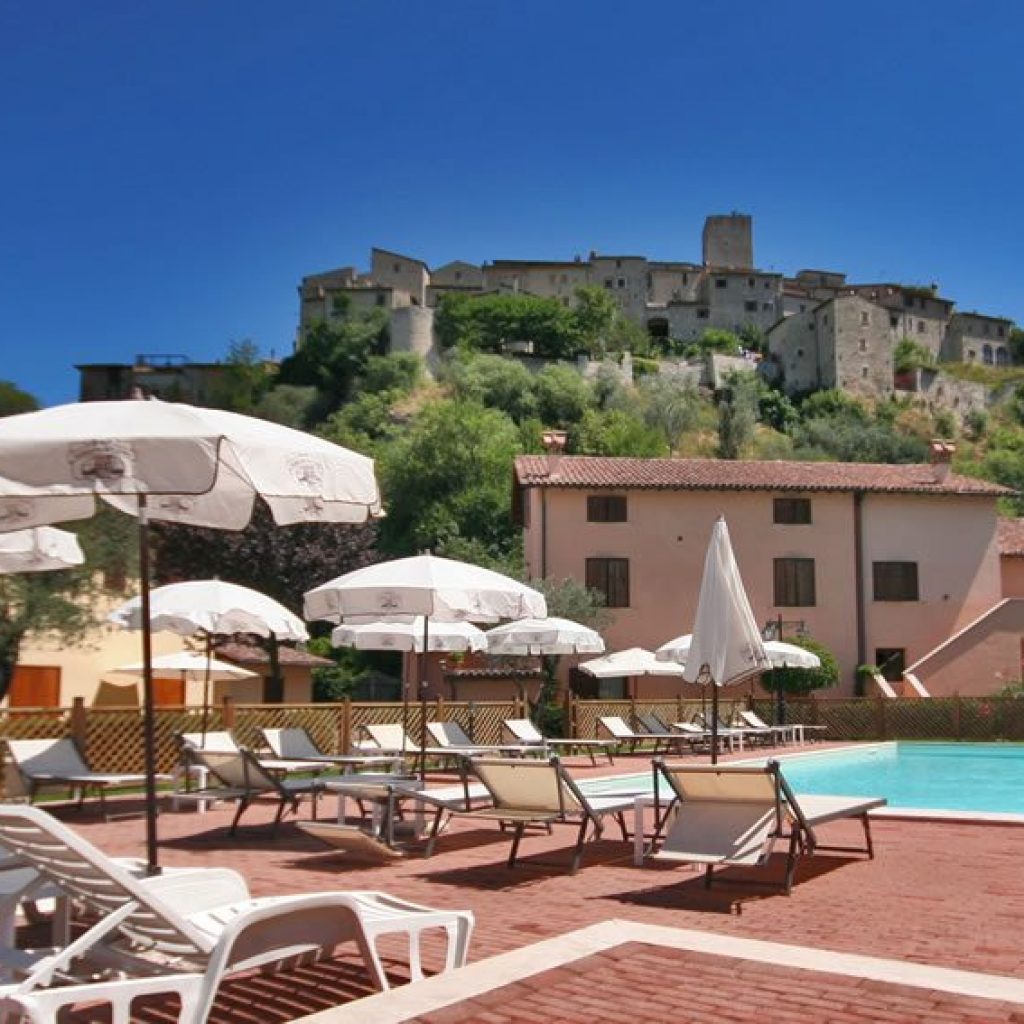 APPARTAMENTI VACANZA a Arrone (TR)
 Situato tra la Cascata delle Marmore e il Lago di Piediluco
 Residence situato in zona tranquilla
 Appartamenti arredati in stile francescano