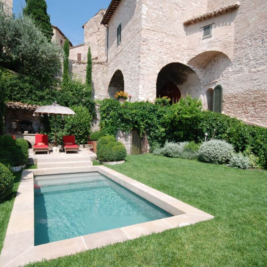HOLIDAY HOUSE in Spello (PG)
 With outdoor pool
 Provides tranquility and privacy
 Can be ideal for large families or groups of friends