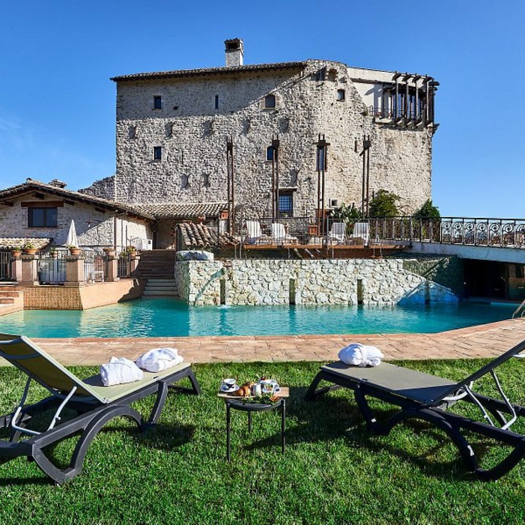 Situato in Umbria a Strettura a soli 10 minuti da Spoleto e ubicato in un Castello del 1392, gode di una posizione unica con panorami mozzafiato sulle verdi e rilassanti colline umbre.