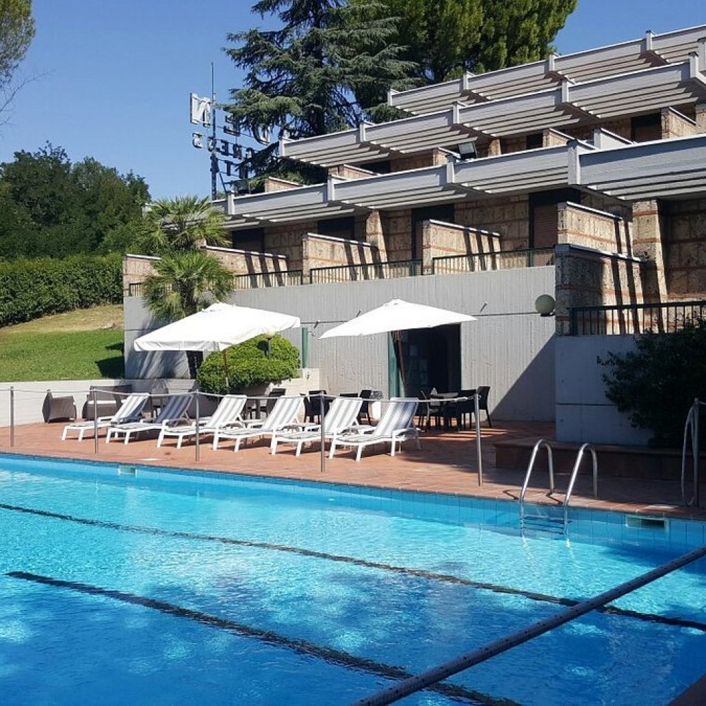 HOTEL**** a Terni (TR)
 Ristorante
 Piscina esterna
 Sale e servizi congressuali