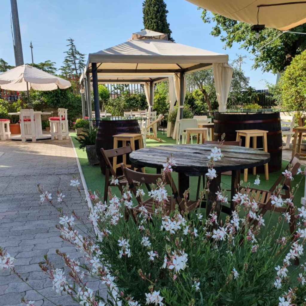 Bistrot Zazzera is a farm that produces typical regional products, a testament to the connection between the family and the territory.