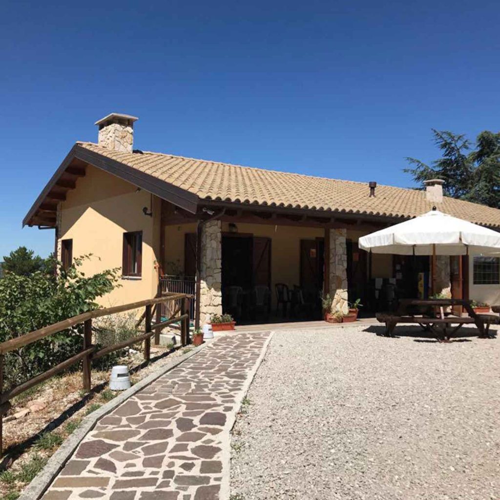 La Terrazza di San Guido è situato a 600 metri di altezza, nel parco pineta di San Guido da cui prende il nome.