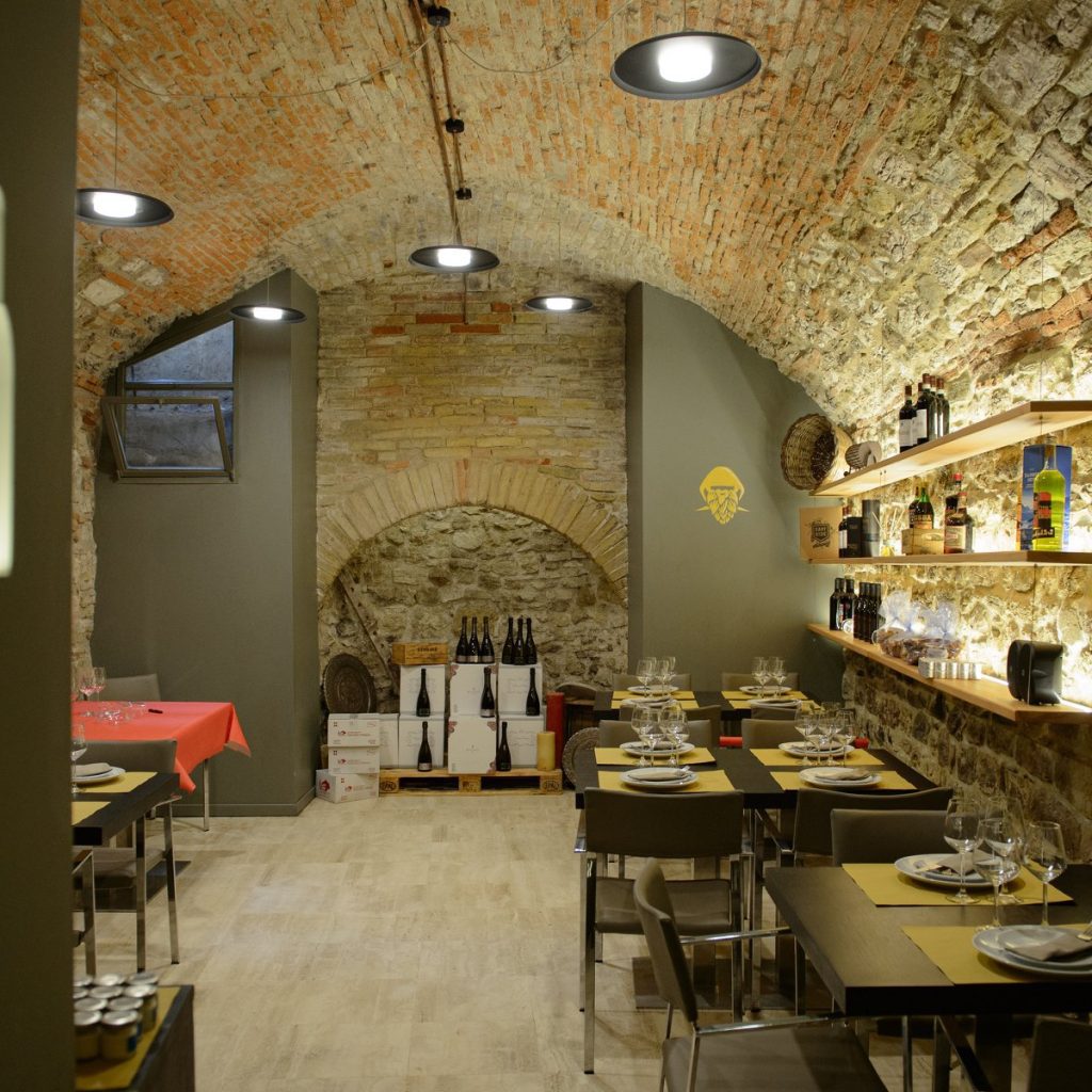 Located in the center of Gubbio, Fra Luppolo is a venue dedicated to craft beer, not only Italian but also international.