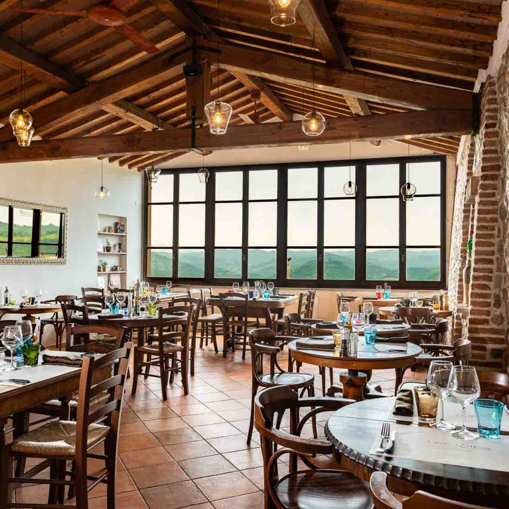 Il piccolo borgo di Montone, in provincia di Perugia, viene raccontato attraverso le proposte culinarie de L'Antica Osteria.